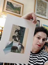 Load image into Gallery viewer, Mujer en blanco y negro vintage, con fondo que simula un bosque. Delante de ella un elefante y una jirafa, todo en tonos azul verdosos.
