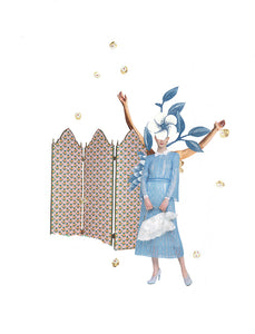 Collage con figura femenina vestida de azul y floreciendo en primer plano, justo detrás biombo en tono rosa y florecitas, también flores pequeñas lanzadas al aire.