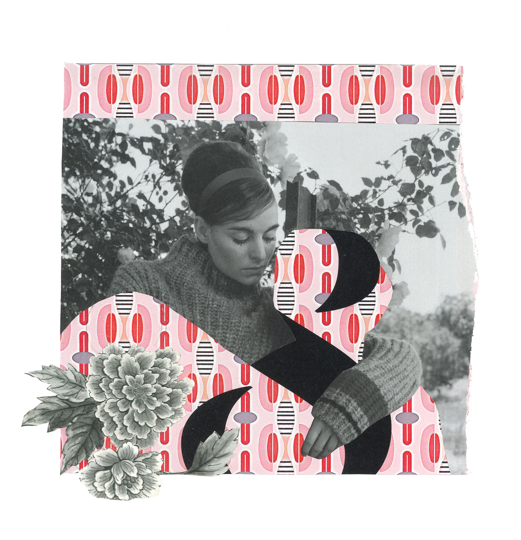Art print collage A4Collage protagonizado por una mujer que aparece en el centro. Está abrazando una S que representa el silencio. La escena es en blanco y negro con alguna vegetación y flores, se mezcla con un estampado en tonos rojos.