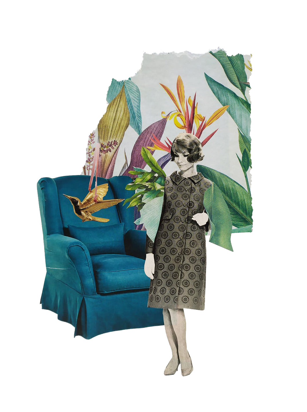 Una mujer en blanco y negro está de pie al lado de una butaca azul de la que sale un pájaro volando. Detrás una decoración vegetal de colores, papel pintado que da profundidad a la escena.