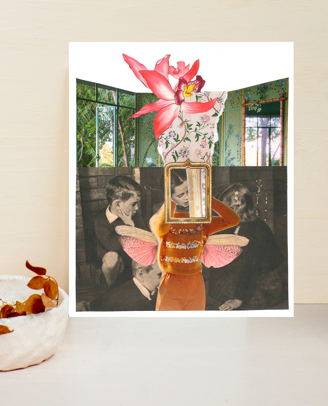 collage papel con fotografía en blanco y negro de niños, la niña del centro se agarra la cabeza y sintoniza con su yo cósmico integrando todo su potencial del universo, representado por una orquídea rosa