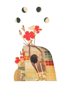 Collage manual, minimalista en tonos cálidos, representa una mujer que florece con los brazos extendidos hacia la luna, representada en sus distintas fases.