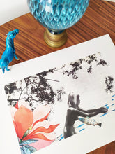 Load image into Gallery viewer, Mujer desnuda saliendo del agua, un pez se engancha a su pecho. El fondo de la vegetación es en blanco y negro, al lado de la mujer una flor gigante en tonos anaranjados.