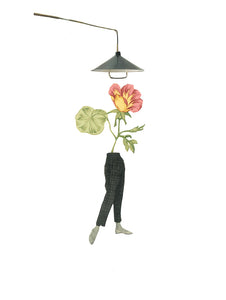 Collage de figura humana que florece de cintura para arriba bajo la luz de una lámpara.