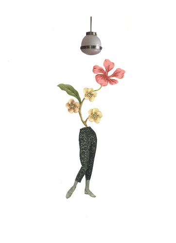 Collage de figura femenina que florece de cintura para arriba bajo la luz de una lámpara.