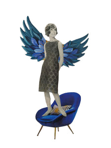 Una mujer con alas azules está encima de una butaca  azul de diseño. Pertenece a una serie titulada "sentar la cabeza"