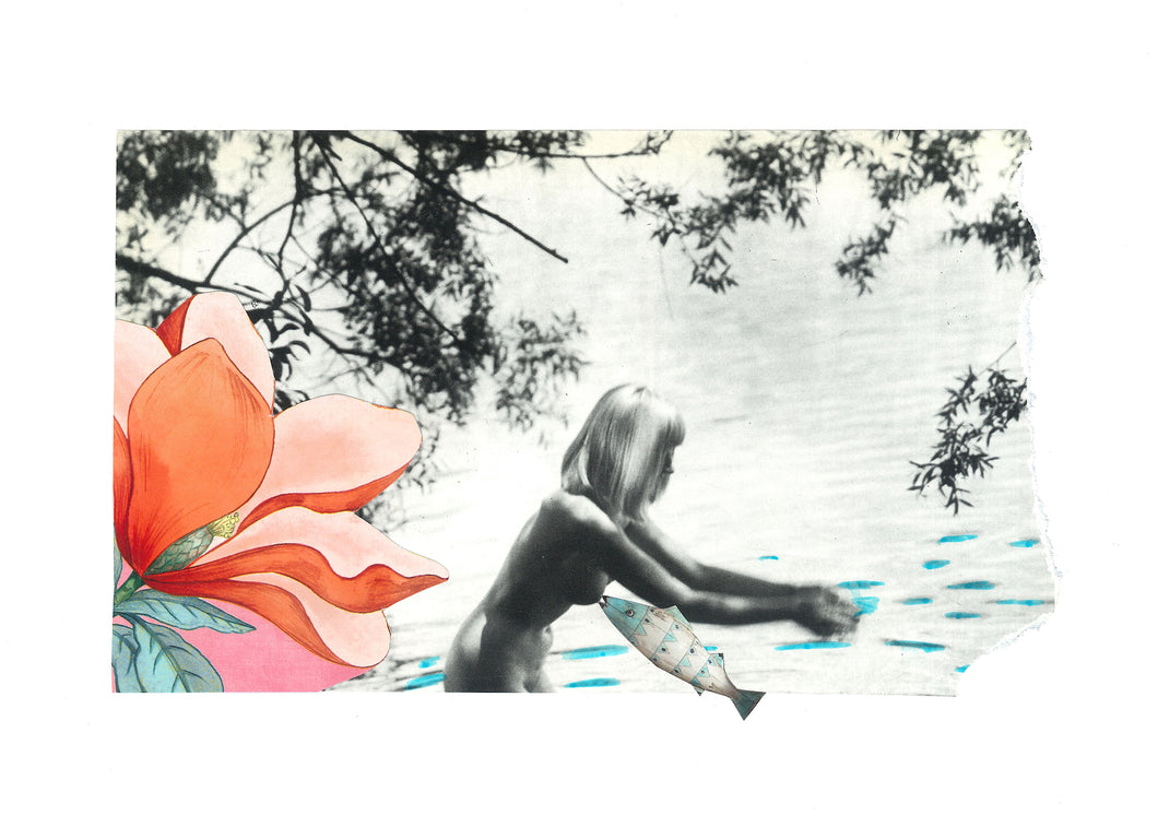 Mujer desnuda saliendo del agua, un pez se engancha a su pecho. El fondo de la vegetación es en blanco y negro, al lado de la mujer una flor gigante en tonos anaranjados.